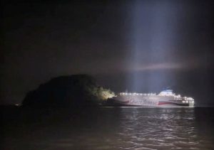 Νότια Κορέα: Χάζευε στο κινητό του και «έριξε» το πλοίο σε ακατοίκητο νησί!