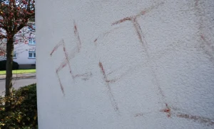 Φρίκη στη Γερμανία: Δεκάδες σβάστικες με ανθρώπινο αίμα σε αυτοκίνητα και κτίρια