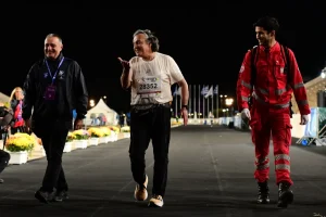 42ος Αυθεντικός Μαραθώνιος: Ο τελευταίος δρομέας αποθεώθηκε στο Παναθηναϊκό Στάδιο
