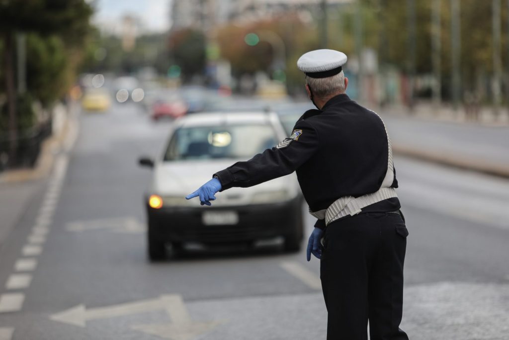 Σοκ στη Βουλιαγμένης: Γνωστός επιχειρηματίας συνελήφθη να τρέχει με 216 χλμ/ώρα!