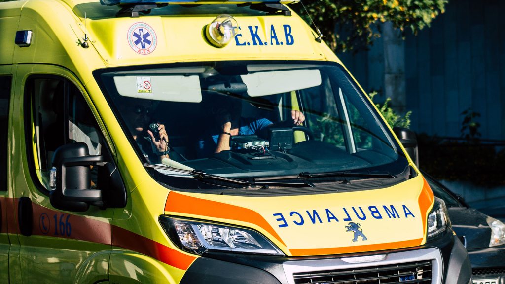 Πειραιάς: Αυτοκίνητο ανατράπηκε στην Καλλίπολη