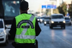 Πάτρα: Οδηγός παρέσυρε και τραυμάτισε τροχονόμο σε μπλόκο