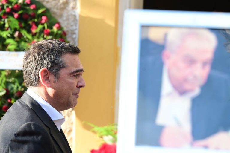 Το αντίο του Τσίπρα στον Φλαμπουράρη: «Αλέκο σήμερα είμαστε όλοι εδώ, και όσοι σε αγαπήσαμε και όσοι σε πληγώσαμε»