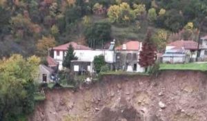 Τζουμέρκα: Εκτεταμένη κατολίσθηση αφήνει σπίτια στο χείλος του γκρεμού