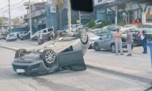 Τροχαίο στη Βάρη: Αυτοκίνητο αναποδογύρισε – Οδηγός σώθηκε την τελευταία στιγμή(VID)