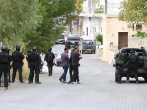 Νέο επεισόδιο έντασης στα Βορίζια – Λεκτική επίθεση μεταξύ συγγενών του διπλού φονικού