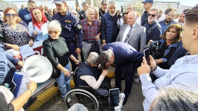 Ένταση στη Χίο: Αποδοκιμασίες κατά του Άδωνι Γεωργιάδη στο νοσοκομείο (βίντεο)