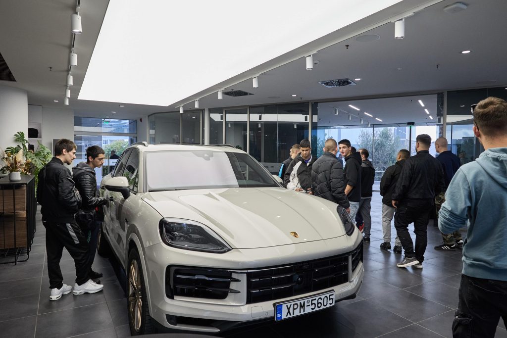 Με… Porsche στις Σχολές Μαθητείας της ΔΥΠΑ – Φωτό