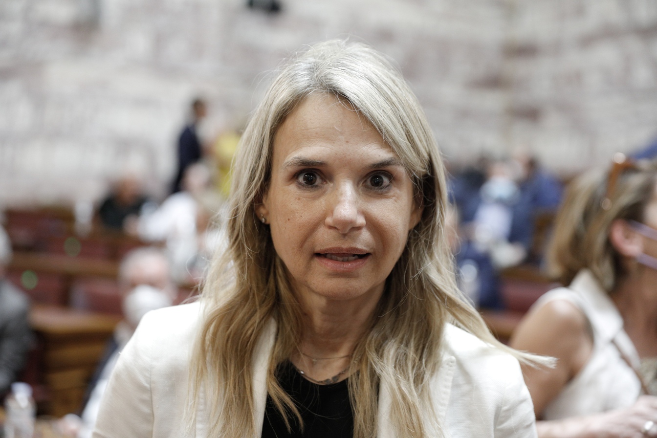 Χαμός στην ΕΡΤ: “Μου θυμίζετε χωροφύλακα”- Η Αποστολάκη αρνήθηκε να απαντήσει για τα μπλόκα