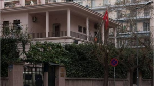 Θεσσαλονίκη: Εμπρηστική επίθεση με μολότοφ σε περιπολικό έξω από το τουρκικό προξενείο