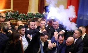 Ένταση και καπνογόνα στη Βουλή της Αλβανίας – Δείτε βίντεο