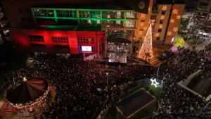 Το Περιστέρι… έλαμψε! Χιλιάδες στο άναμμα του δέντρου με Πέγκυ Ζήνα(VID)