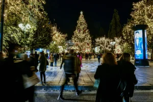 Αύριο ξεκινά το εορταστικό ωράριο – Ποιες Κυριακές θα είναι ανοιχτά τα καταστήματα