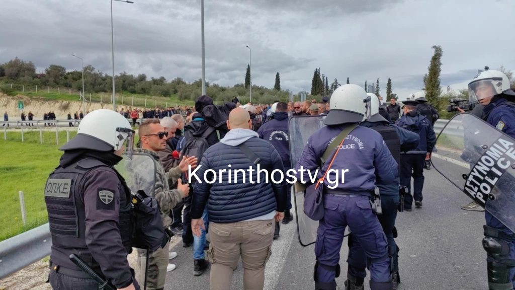 Επεισόδια στο μπλόκο Κιάτου: Ένταση αγροτών με τα ΜΑΤ (Εικόνες & Βίντεο)