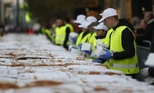 Η μεγαλύτερη βασιλόπιτα της χώρας κόβεται στο Περιστέρι – 100 μέτρα, 10 τόνοι και 80.000 κομμάτια