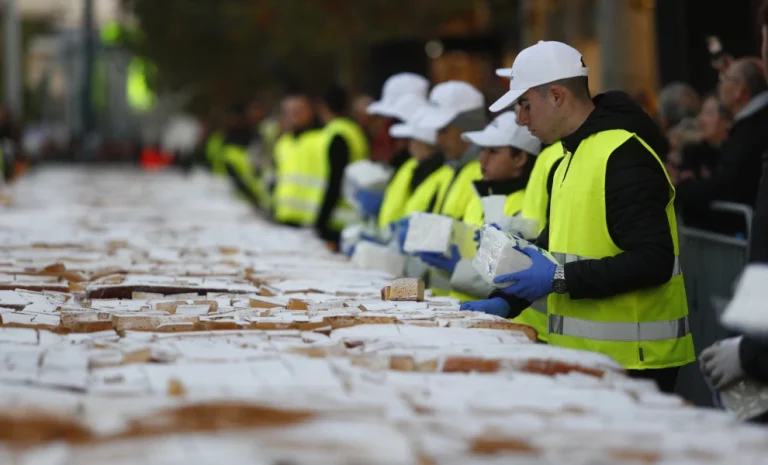 Η μεγαλύτερη βασιλόπιτα της χώρας κόβεται στο Περιστέρι – 100 μέτρα, 10 τόνοι και 80.000 κομμάτια