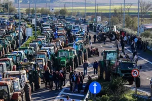Αμετακίνητοι οι αγρότες – Νέα ενίσχυση στα μπλόκα μετά τη συνέλευση της Νίκαιας