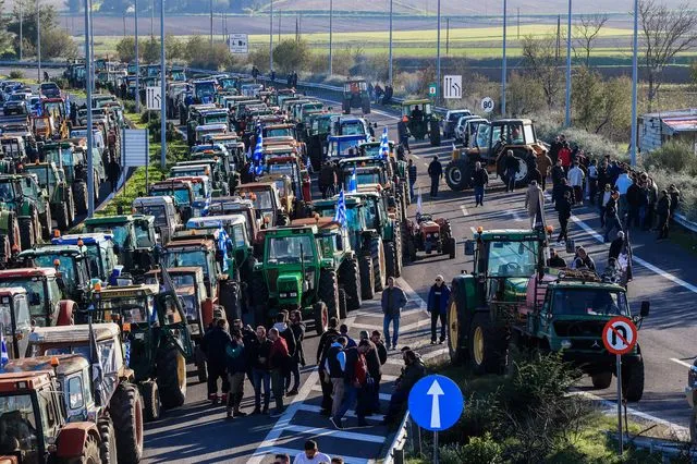 Αμετακίνητοι οι αγρότες – Νέα ενίσχυση στα μπλόκα μετά τη συνέλευση της Νίκαιας