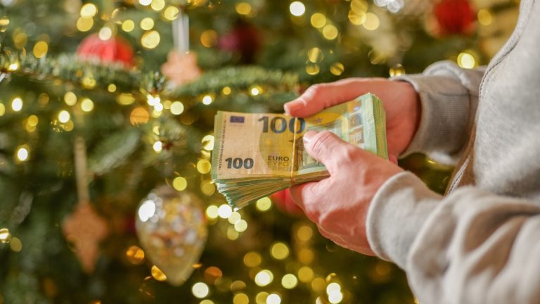 Ξεκινά το «κύμα» πληρωμών: Συντάξεις και επιδόματα με αυξήσεις