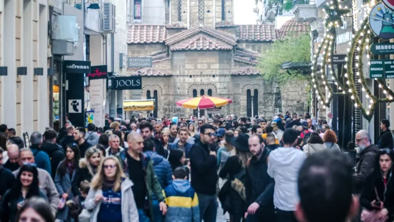Ανοιχτά περισσότερες ώρες τα καταστήματα: Αναλυτικά το εορταστικό ωράριο