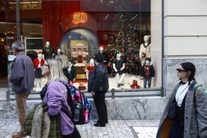 Εορταστικό ωράριο καταστημάτων: Πώς λειτουργούν σήμερα και πότε κλείνουν