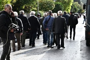 «Δεν αντέχουμε άλλο»: Πορεία συνταξιούχων προς το Υπουργείο Εργασίας