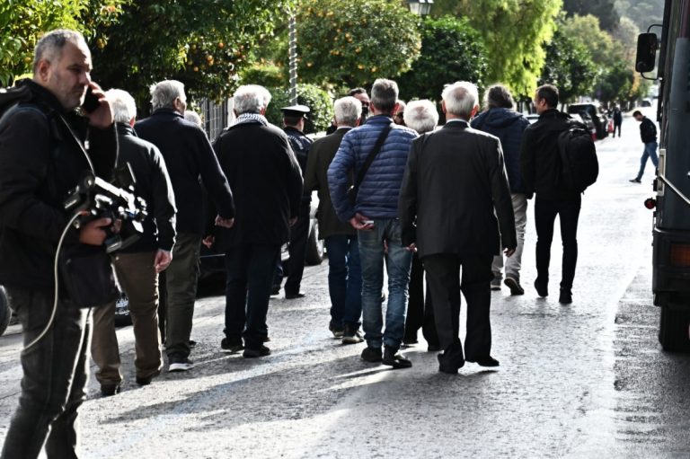 «Δεν αντέχουμε άλλο»: Πορεία συνταξιούχων προς το Υπουργείο Εργασίας