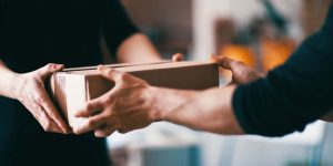 Γιατί καθυστερούν οι παραδόσεις στις γιορτές;
