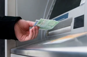 Πληρωμές έως σήμερα: Ποιοι θα δουν χρήματα στους...