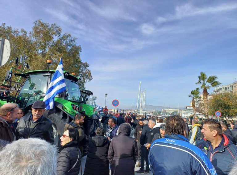 Στα μπλόκα των αγροτών στο Βόλο ο Ηλιόπουλος και ο Σακελλαρίδης