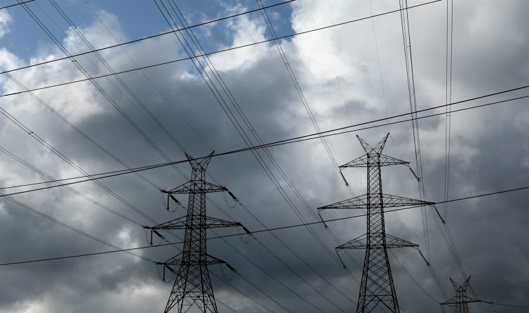 Πρόστιμο-καμπανάκι στον ΔΕΔΔΗΕ για ρευματοκλοπές