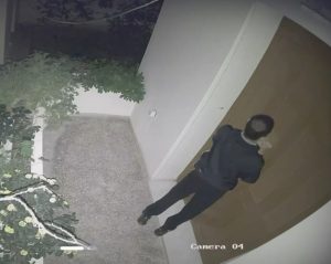 Αποκαλυπτικό βίντεο: Η στιγμή που 21χρονος κλέφτης μπαίνει σε πολυκατοικία