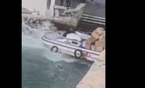 VIRAL: Γυναίκα έκλεψε βάρκα και την «στούκαρε» σε γέφυρα