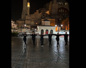 Έλληνες χορεύουν συρτάκι μπροστά στην Αγία Σοφία – Αντιδράσεις στα τουρκικά ΜΜΕ(VID)