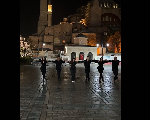 Έλληνες χορεύουν συρτάκι μπροστά στην Αγία Σοφία – Αντιδράσεις στα τουρκικά ΜΜΕ(VID)
