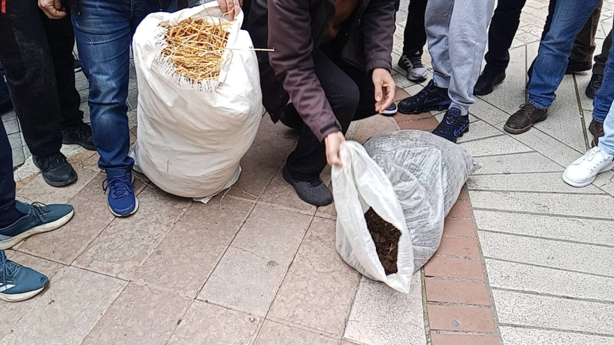 Αγρίνιο: Διαμαρτυρία αγροτών στα γραφεία βουλευτών της ΝΔ με σανό και κοπριά