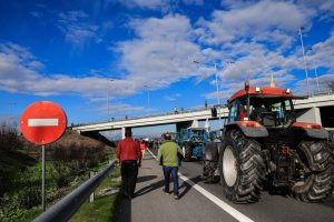 Αγροτικές κινητοποιήσεις: Κλειστοί δρόμοι σε όλη τη χώρα – Πού έχει μπλόκα σήμερα