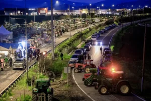 Στους δρόμους παραμένουν αγρότες και κτηνοτρόφοι στην Ήπειρο