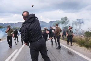 Χάος στην Κρήτη: Επιθέσεις αγροτών σε αστυνομικούς και βανδαλισμοί – Αντιμετωπίζουν κακουργήματα