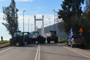 Χαλκίδα: Αγροτικό μπλόκο στη νέα γέφυρα – Τρακτέρ έκλεισαν την πρόσβαση
