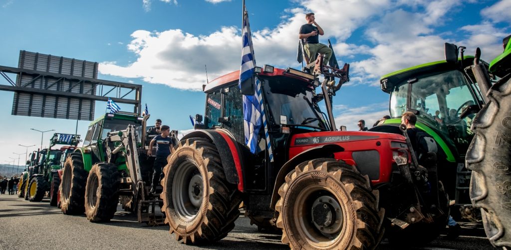 Πάτρα: Σε συνεχή εγρήγορση αγρότες και κτηνοτρόφοι στη Δυτική Ελλάδα – Παραμένουν στα μπλόκα