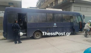 Αγρότες απέκλεισαν το γραφείο του Τσιάρα στην Καρδίτσα(VID)
