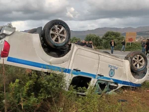 Χανιά: Αγρότες αναποδογύρισαν αγροτικό περιπολικό(VID)