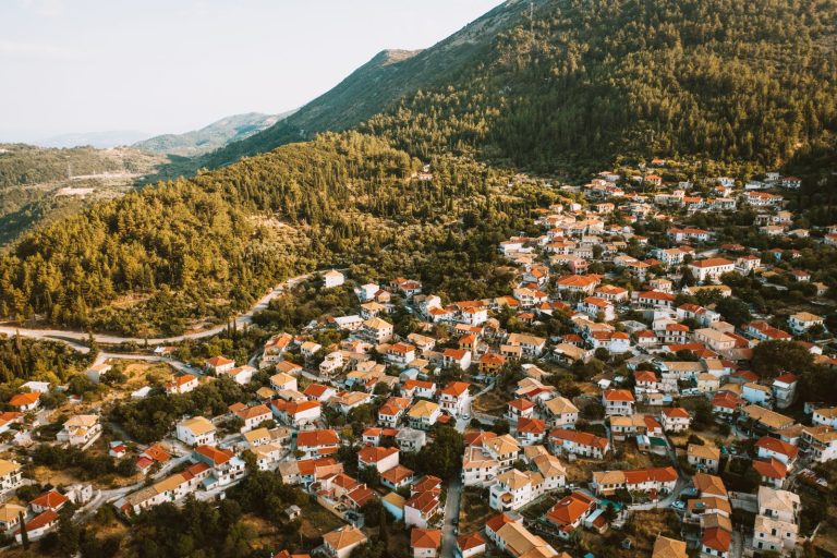Ακίνητα: «Ασφυξία» από τις τιμές – Το 70% δηλώνει πίεση