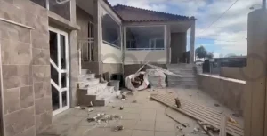 Αλεξανδρούπολη: Οργή μετά τον θάνατο του 3χρονου – Κατεστραμμένο το σπίτι της οικογένειας