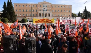 Σύνταγμα: Σε εξέλιξη η συγκέντρωση ενάντια στον νέο προϋπολογισμό