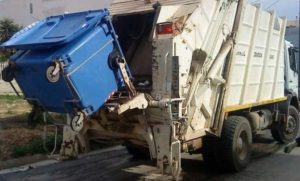 Επίθεση με πέτρες σε απορριμματοφόρο στις Αχαρνές – Ένας εργαζόμενος τραυματίας