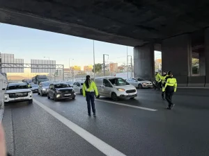Αττική Οδός: Χωρίς δίπλωμα και πινακίδες ο 28χρονος οδηγός που τραυμάτισε δύο αστυνομικούς σε έλεγχο