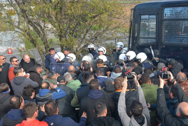 Έκλεισαν την Εθνική στα Μάλγαρα οι αγρότες με τα τρακτέρ