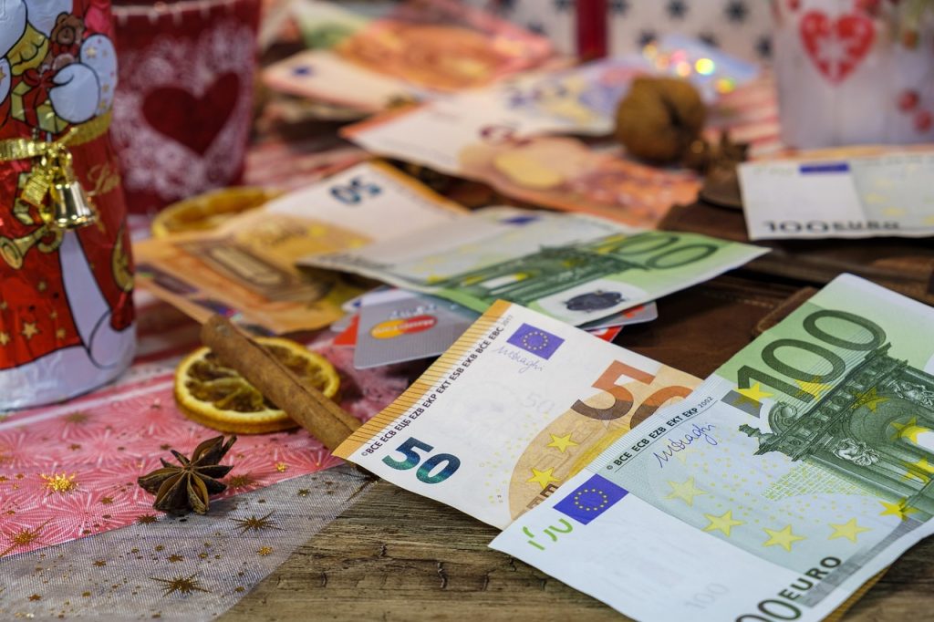 Αντίστροφη μέτρηση για το Δώρο Χριστουγέννων – Πότε μπαίνουν τα χρήματα